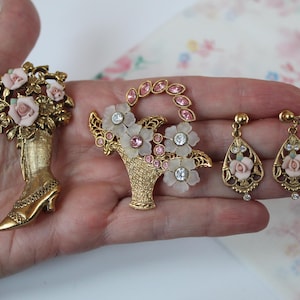 Vintage 1928 Jewelry Company Set mit rosa Porzellan Rosen Tropfen Ohrhänger, 2 Pins, Old Fashioned Schuhnadel, Blumenkorb Pin, 3-teilig