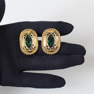 Hermosos aretes de estilo victoriano con filigrana bañados en oro antiguo de la empresa de joyería vintage de 1928, navettes de cristal verde y postes perforados de 1928