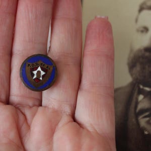 Antique 1910s Victorian Era Patriotic Order Sons Of American Enamel Button Hole Pin Back Estate Fraternal Patriotic Pinback P.O.S. Of A