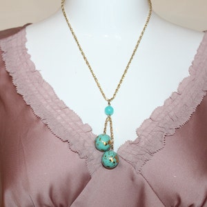 Vintage Mid Century Mod 1960er Jahre Türkis Lucite Lariat Halskette mit Goldflecken Konfetti verziert 60er Jahre Mod Halskette, Fabulous