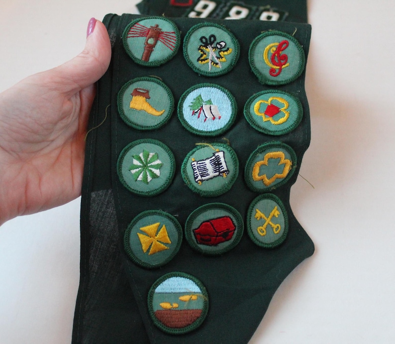 Vintage 1960s Girl Scout Sash with GS Awards Pins Merit Badges Hemlock Council 988, Pennsylvania Girl Scout Sash, Many Merit Badges bild 3