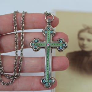 Naszyjnik z dużym włoskim mikro mozaikowym srebrnym krzyżem, zdobiony małymi szklanymi płytkami, z dużym krzyżem, niebieskimi i zielonymi detalami, długi, 24-calowy łańcuszek ROMA