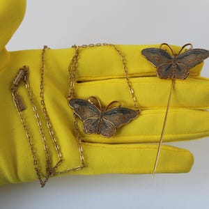 Conjunto de joyería vintage de 1928, réplica victoriana, collar de esmalte con forma de mariposa, alfiler para sombrero, cadena larga con clip para papel y mariposa pastel.