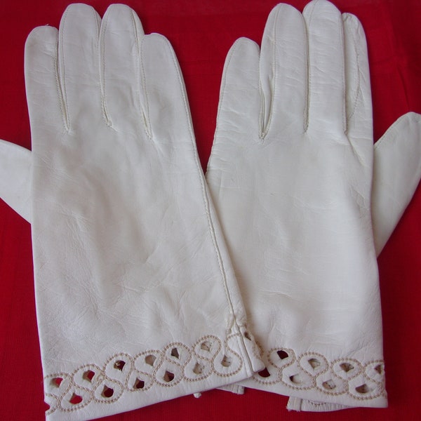 Vintage Small White 1950s Kid Leather Gloves, Wrist Cut out Details, Mid Century White Ladies or Teens Girl Gloves, Size 6.5 Made in Japan