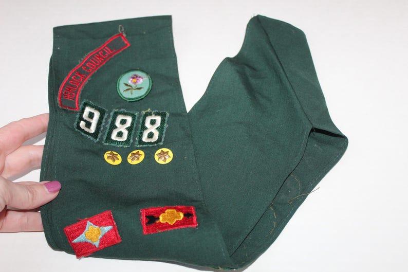 Vintage 1960s Girl Scout Sash with GS Awards Pins Merit Badges Hemlock Council 988, Pennsylvania Girl Scout Sash, Many Merit Badges bild 4