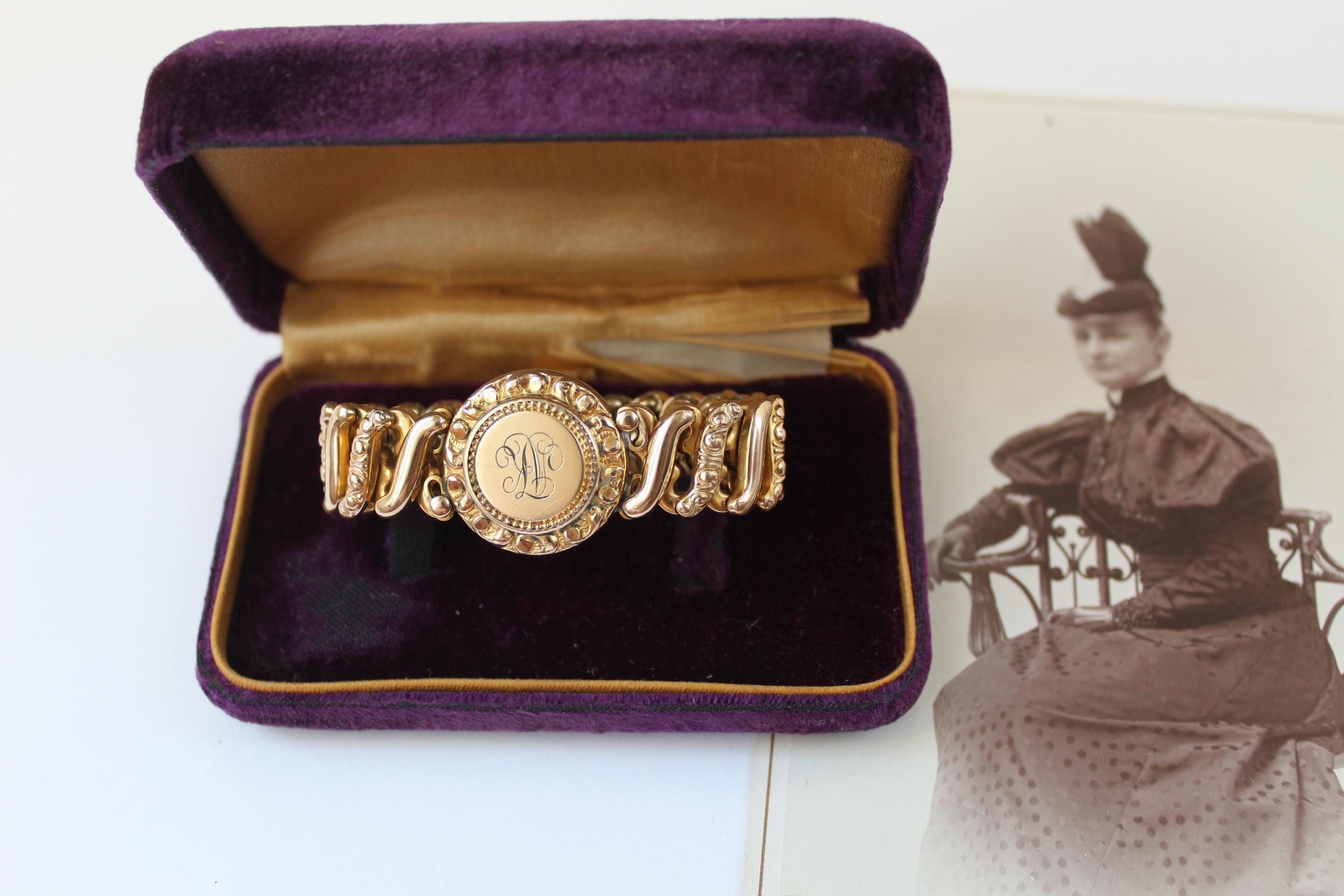 Joyería patrimonial - Pulsera pequeña con forma de corazón de la Segunda Guerra Mundial CARMEN, firmada por DFB Co., pulsera expandible con monograma art déco grabado y chapada en oro.