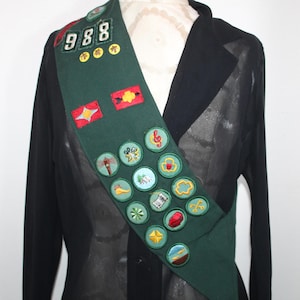 Vintage 1960s Girl Scout Sash with GS Awards Pins Merit Badges Hemlock Council 988, Pennsylvania Girl Scout Sash, Many Merit Badges bild 1
