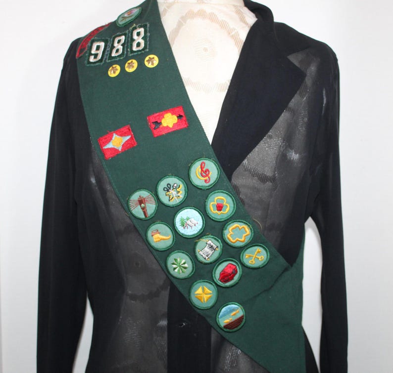 Vintage 1960s Girl Scout Sash with GS Awards Pins Merit Badges Hemlock Council 988, Pennsylvania Girl Scout Sash, Many Merit Badges bild 1