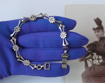 Vintage Art Deco Era 1940s STERLING signed WRE Bracelet with Delicate Art Nouveau Curved Bar and Flower Links, Signed by W. E. Richards