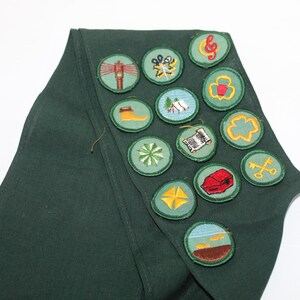 Vintage 1960s Girl Scout Sash with GS Awards Pins Merit Badges Hemlock Council 988, Pennsylvania Girl Scout Sash, Many Merit Badges bild 5
