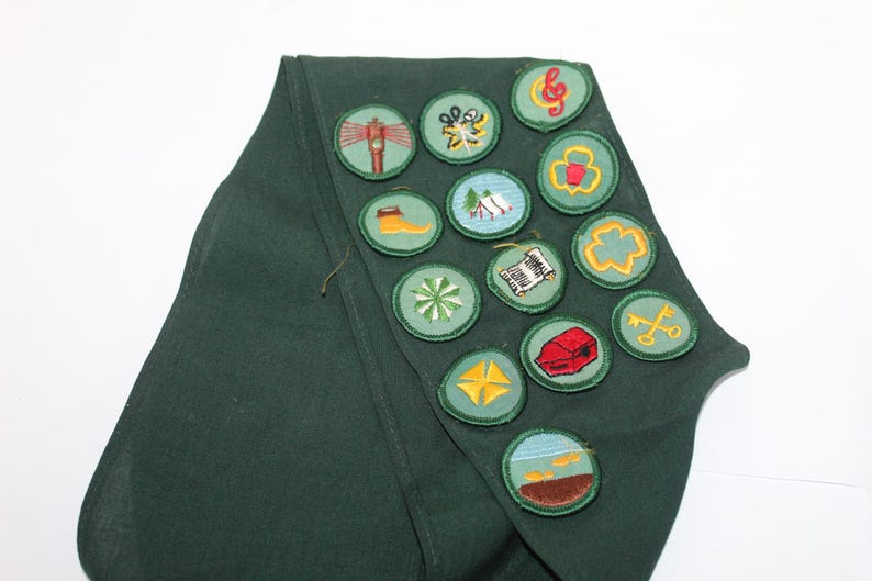 Vintage 1960s Girl Scout Sash with GS Awards Pins Merit Badges Hemlock Council 988, Pennsylvania Girl Scout Sash, Many Merit Badges bild 5