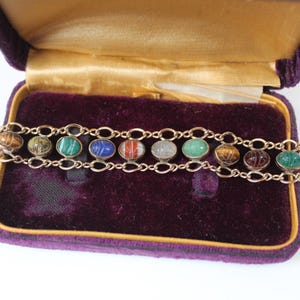 Joaillerie de la succession - Exquis bracelet scarabée de créateur du milieu du siècle en or jaune 12 carats rempli de scarabées semi-précieux naturels quartz de roche jade