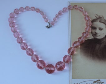 Antik vintage ART DECO-eran Blush Pink Tunga Tjeckiska Kristallpärlor Briolette Graderat Rosa Blush ALL Glass Halsband 17 1/4" Långt