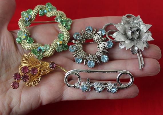Vintage Mid Century 5 Pieces Pin Lot, Many Pretty… - image 1