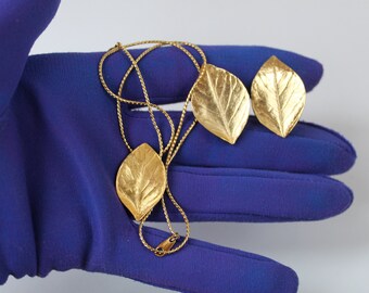 Vintage Scarce Crown Trifari Gold Tone Leaf Necklace Jewelry Set, Simple Elegant Gold Leaf Pendant and Clip Earrings Signed Crown TRIFARI