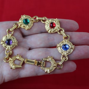 Pulsera vintage de los años 80 con cabujón de gelatina Gripoix multicolor en tono joya, tono dorado. Excelente pulsera de 19,5 cm de largo con eslabones etruscos.