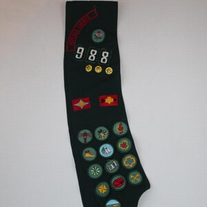 Vintage 1960s Girl Scout Sash with GS Awards Pins Merit Badges Hemlock Council 988, Pennsylvania Girl Scout Sash, Many Merit Badges bild 2