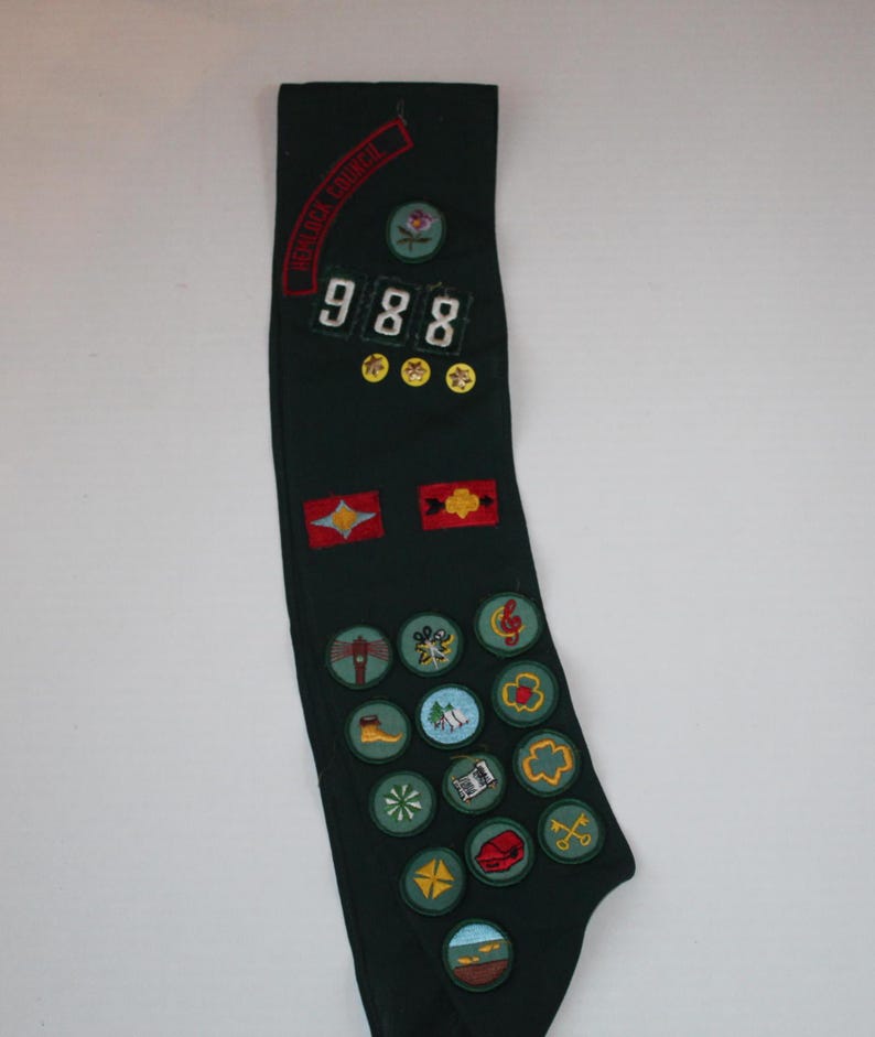 Vintage 1960s Girl Scout Sash with GS Awards Pins Merit Badges Hemlock Council 988, Pennsylvania Girl Scout Sash, Many Merit Badges bild 2