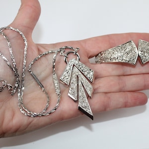 Vintage Crown Trifari Mid Century Silver Confetti Pendant Collar y Clamper Bracelet Set, Crown Trifari Jewelry Set Excellent