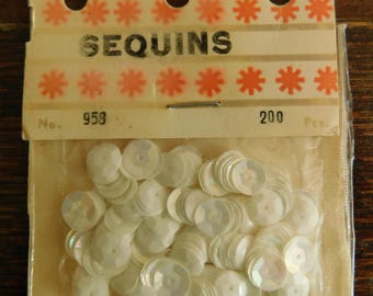 Paillettes blanches Fibre-Craft dans leur emballage non ouvert