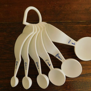 (7) Piece Vintage Tupperware Measuring Spoons Mismatch Set