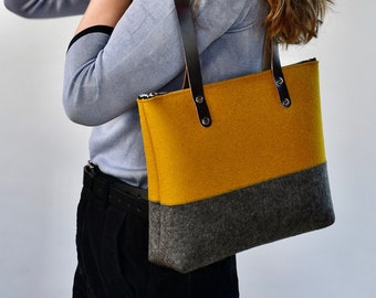 Lined Merino wool felt shoulder bag, inner zipper pocket, leather straps and zipper closure