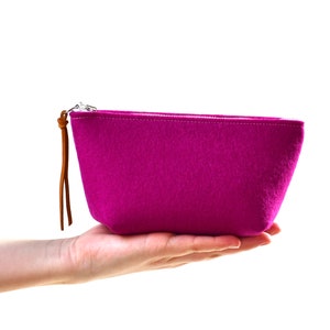 Bolsa de fieltro de lana merino, ideal para cosméticos o para viajes, forrada con tirador de cuero.