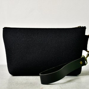 Bolso de mano grande de fieltro de lana, forro de lino con bolsillo interior de fieltro, anilla grande con correa de cuero desmontable