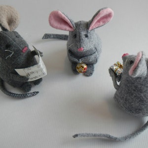 Mouse sewing pattern PDF 4 inches tall wool felt toy, party favour, craft project, softie, or wedding and seasonal ornament. Halloween image 6