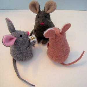 Mouse sewing pattern PDF 4 inches tall wool felt toy, party favour, craft project, softie, or wedding and seasonal ornament. Halloween image 7