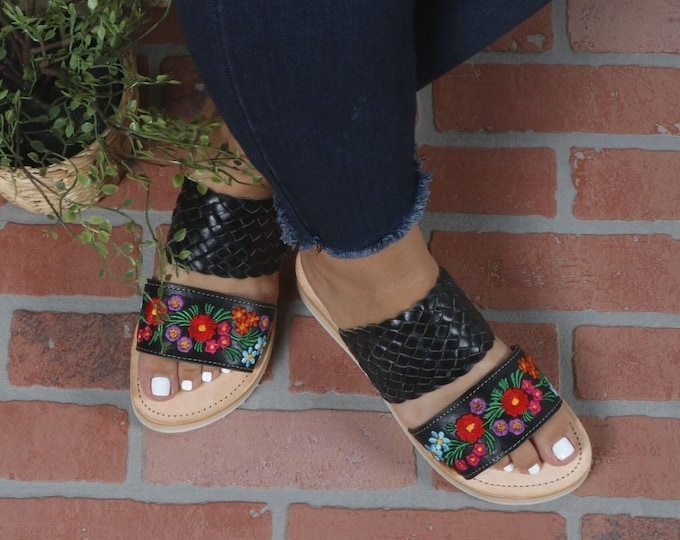 Open Toe Artisanal Sandal, Embroidered Mexican Leather Flats. Tan Sandals, Cute Summer Sandals, Slip on Shoes, Open Toe Artisanal Shoes