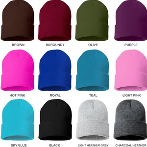 K&ouml;nnte beinhalten: Eine Sammlung von M&uuml;tzen in verschiedenen Farben, darunter Waldgr&uuml;n, Rot, Marineblau, Camouflage, Braun, Burgunderrot, Olivgr&uuml;n, Lila, Pink, Royalblau, T&uuml;rkis, Hellrosa, Himmelblau, Schwarz, Hellgrau, Anthrazit, Dunkelgrau, Beige und Wei&szlig;.