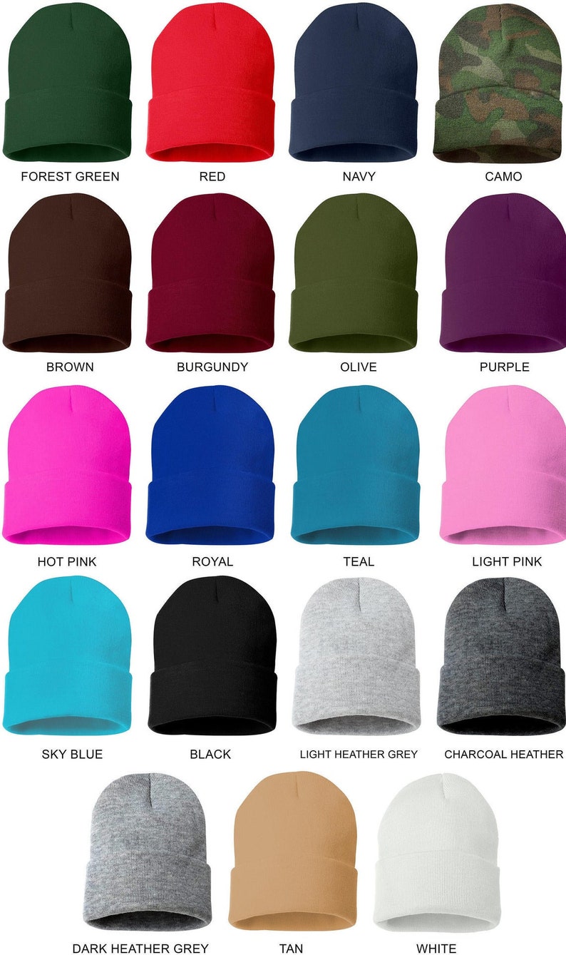 K&ouml;nnte beinhalten: Eine Sammlung von M&uuml;tzen in verschiedenen Farben, darunter Waldgr&uuml;n, Rot, Marineblau, Camouflage, Braun, Burgunderrot, Olivgr&uuml;n, Lila, Pink, Royalblau, T&uuml;rkis, Hellrosa, Himmelblau, Schwarz, Hellgrau, Anthrazit, Dunkelgrau, Beige und Wei&szlig;.