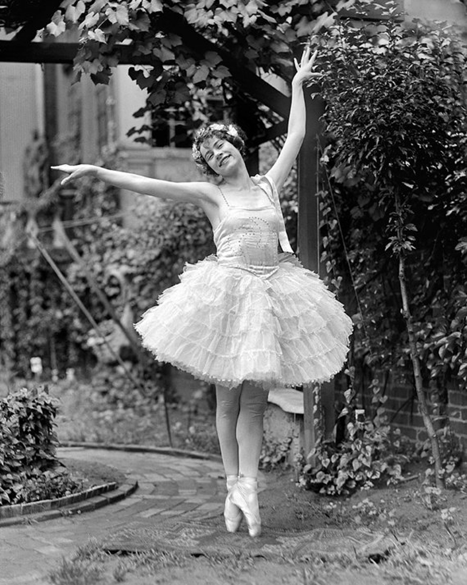 vintage image ballet dancer on her toes - 8 x 10 - instant download