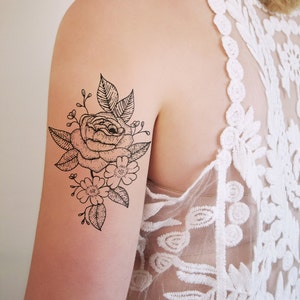 白黒の花柄タトゥー – ボヘミアンフェスティバルスタイルのバラと花のデザイン