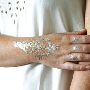 Tatuaje temporal de henna plateada / Tatuaje temporal bohemio / Tatuaje estilo henna / Regalo bohemio / Tatuaje plateado / Tatuaje para festivales / Regalo / Belleza