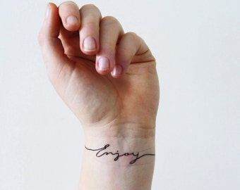 Goditi il set di tatuaggi temporanei / tatuaggio temporaneo tipografico / idea regalo tipografica / piccolo tatuaggio al polso / tatuaggio temporaneo con parole / regalo per ragazze