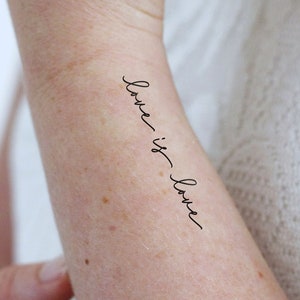 Love is Love tijdelijke tattoos set van twee | citaat tijdelijke tattoo | Homo-tatoeage | Tijdelijke tattoo LGBTQ | Liefde is liefde-tatoeage | Cadeau