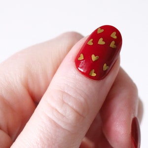 Adesivos de unha em formato de toboágua com corações dourados e pretos | Adesivos de unha em formato de coração | Nail Art minimalista | Nail Art DIY | Unhas para o dia dos namorados | Presente