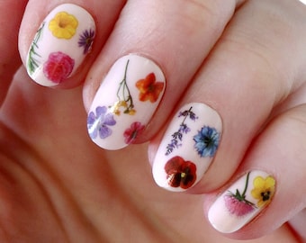 Kleurrijke bloemen waterglijbaan nagelstickers | nagelstickers met bloemenwaterglijbaan | bloemennagels | regenboogbloem nagelstickers | gedroogde bloemen