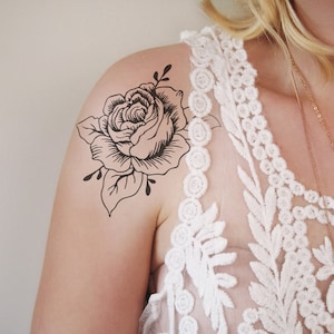 Tijdelijke bloementattoo – roos- en bloemontwerp in boho-festivalstijl