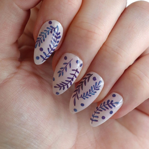 Blauwe bladeren waterglijbaan nagelstickers | Delfts blauwe blad nagelstickers | botanische nagelkunst | bloem waterglijbaan nagelsticker | bloemen nagels