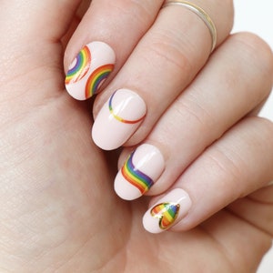 Calcomanías para uñas con diseño de arcoíris en tobogán acuático / Arte de uñas con motivos del orgullo / Calcomanías coloridas para uñas / Uñas LGBTQ+ / Regalos / Belleza / Cuidado personal