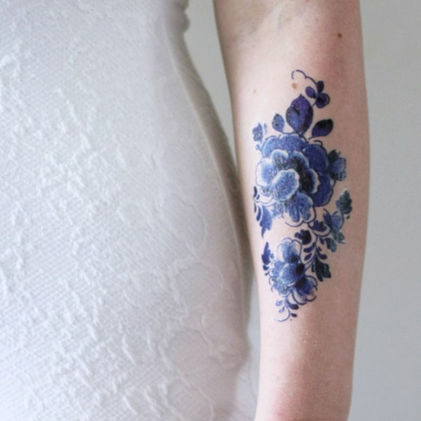Tatuaje temporal floral: diseño de flor azul de Delft para festivales o bodas