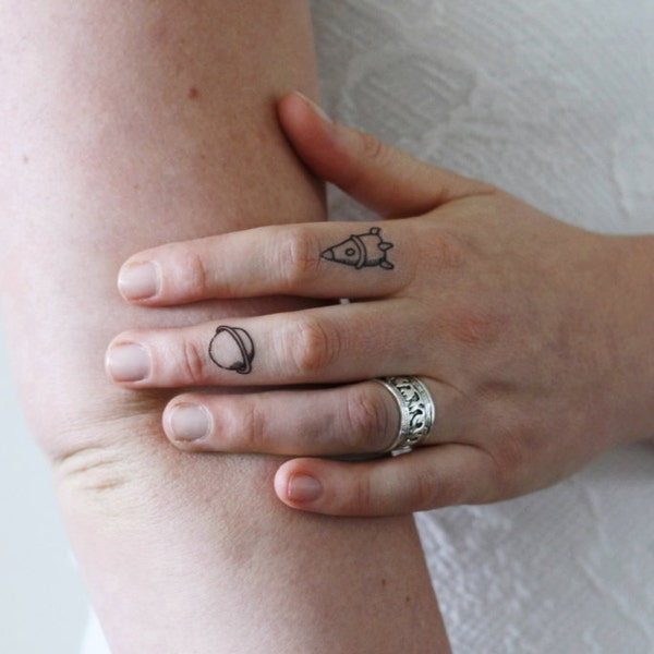 Планета и космический корабль временные татуировки / небольшая временная татуировка / палец временная татуировка / лодыжка временная татуировка / пара временная татуировка