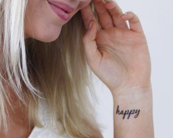 Set di tatuaggi temporanei Happy / tatuaggio temporaneo tipografico / idea regalo tipografica / piccolo tatuaggio da polso / tatuaggio temporaneo con parole / regalo per ragazze