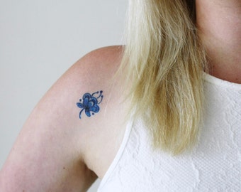 2 petits tatouages temporaires bleu de Delft | petit tatouage temporaire | tatouages temporaires floraux | quelque chose de bleu mariage | tatouage temporaire bleu