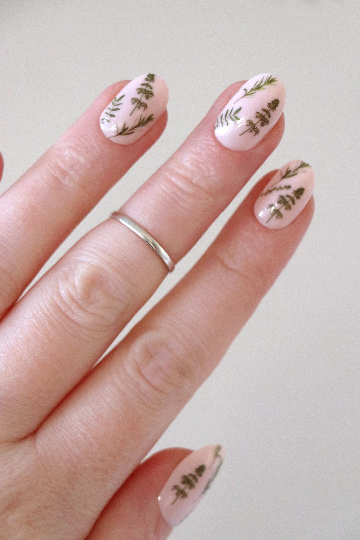 Easy Leaf Nail Motif for Fresh Looks