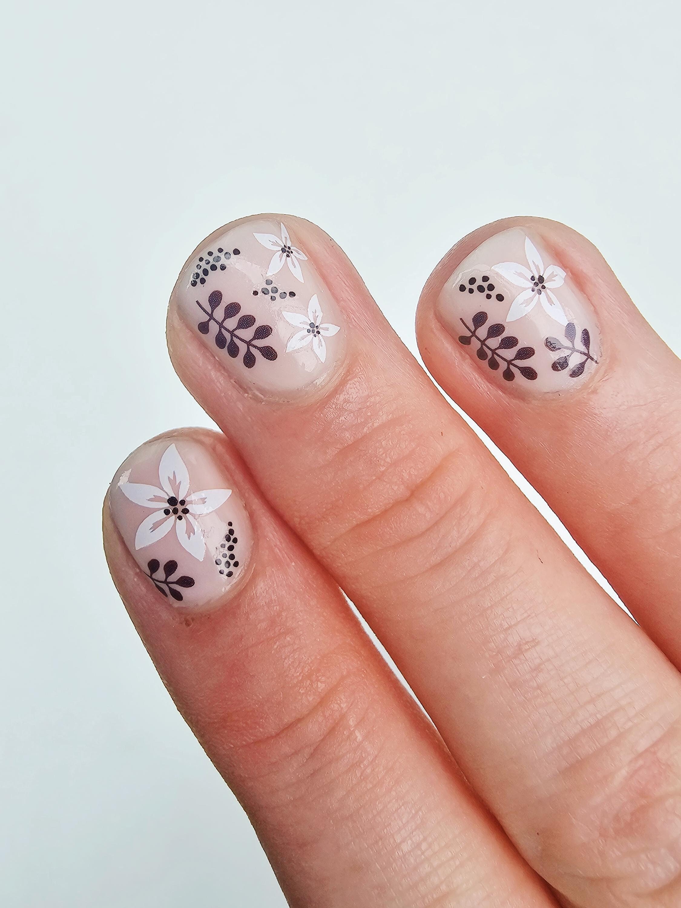 White Flowers with Black Centers and Black Leaves Nail Decals | Floral Nail Art | Elegant flower Nails | Water Slide Decals | Gift for Woman
