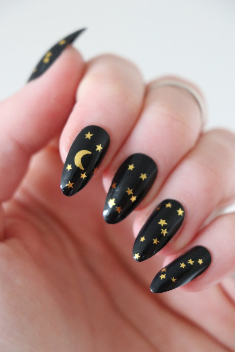 Maan en sterren nagel tatoeages Gouden nagelkunst Hemelse waterglijbaan stickers Nachtelijke hemel nagels Geschenk afbeelding 4